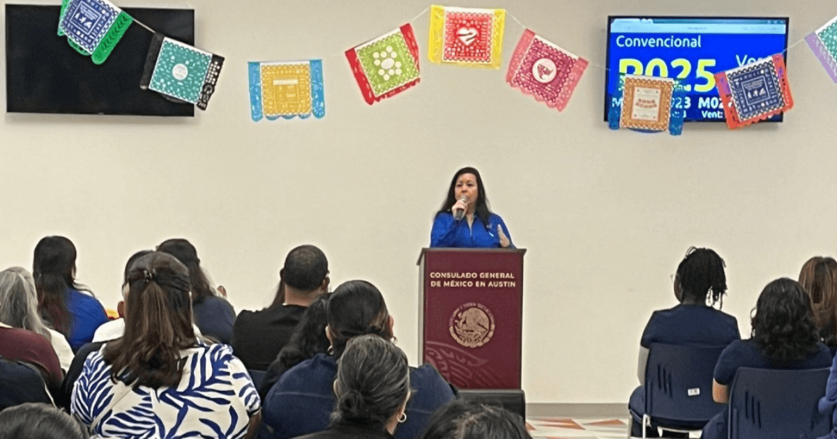 Roxana Pineda speaking to a group of participants in Austin.