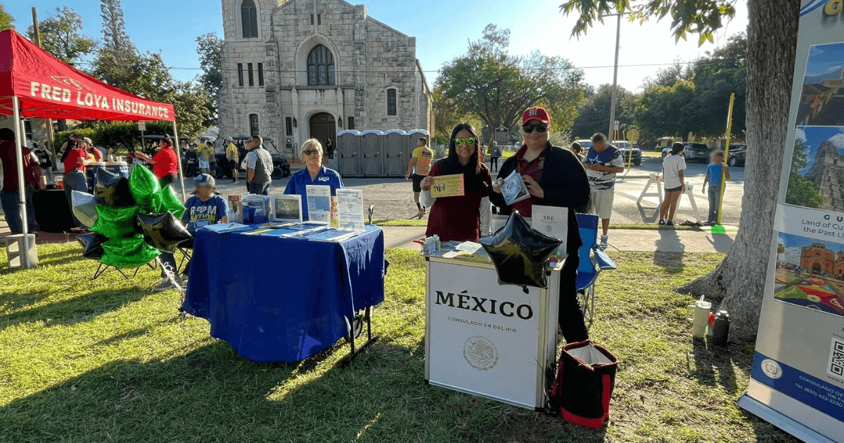 Marizza Patino with other Consulate volunteers at a health fair in Del Rio.