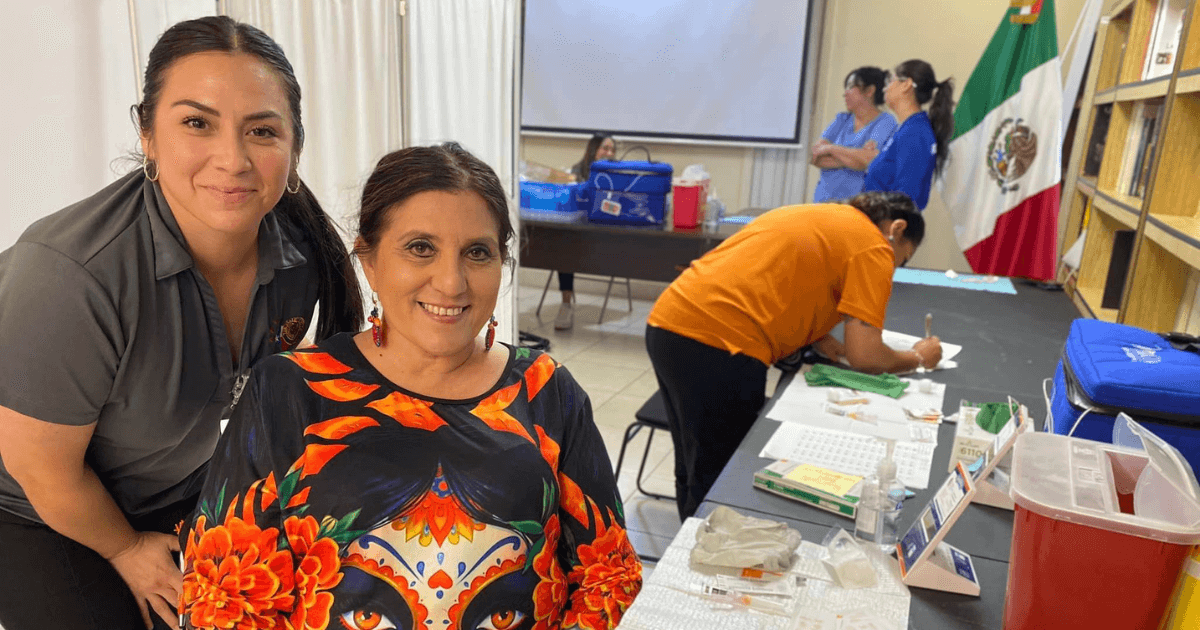 Mirtala Barrón with other volunteers in Eagle Pass.